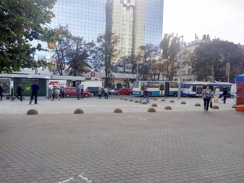 A început lupta cu parcarea ilegală în centrul Chişinăului